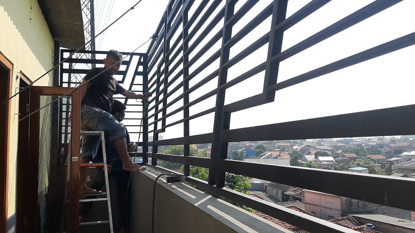 Tim Konstruksi di Lapangan