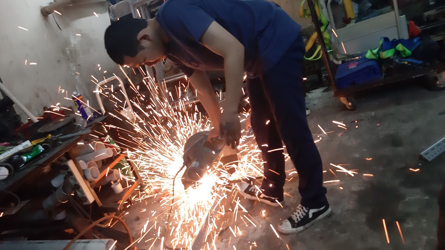 Konstruksi bangunan profesional dengan tim terampil dan peralatan khusus.