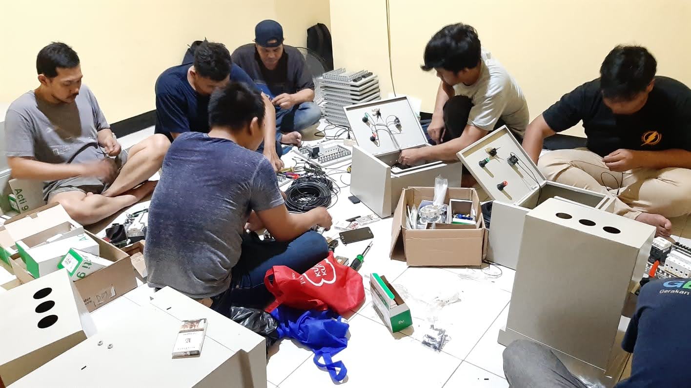 Instalasi listrik komprehensif sesuai standar SNI dan PLN untuk keamanan optimal.